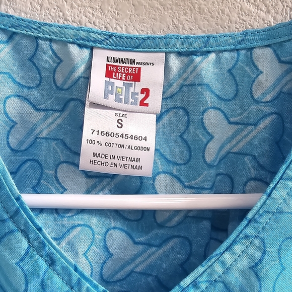The secret life of pets 2 scrub top size medium - Picture 3 of 4